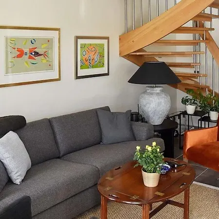 Дом отдыха Sleeps 6 Wifi Karvag